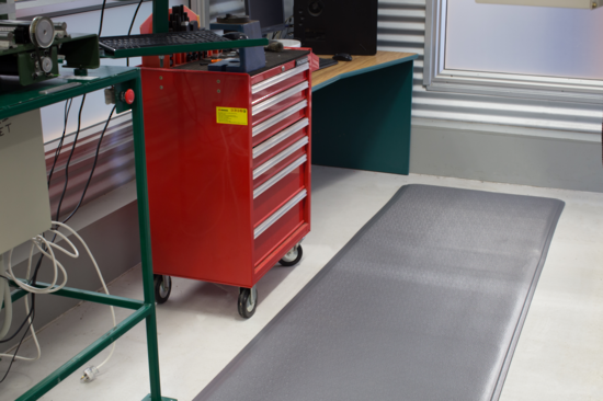 Anti-fatigue mat at a workstation
